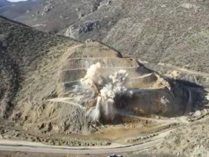 Dağlık Alanda Patlatma Kameralara Yansıdı