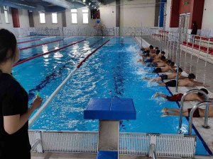 Silopili Çocuklar İlk Defa Havuzda Hayallerine Kulaç Attı