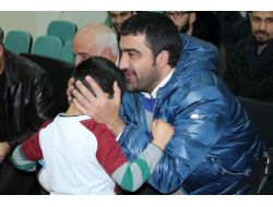 Ümit Özat Ve Ekibi Kimsesiz Çocukları Ziyaret Etti