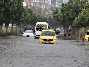 Meteoroloji’nin ‘Kırmızı’ Kodlu Uyardığı Antalya’da 3 İlçede Okullar Tatil Edildi