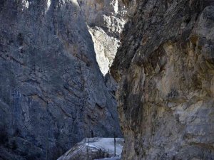 Yola Düşme Tehlikesi Bulunan Kayaları Patlatmayla Bertaraf Ettiler