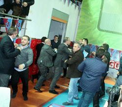 Trabzonspor'un 69. Olağan Genel Kurulu Kavgayla Başladı