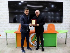 Alanyaspor İle Yollarını Ayıran Bülent Korkmaz’a Plaket