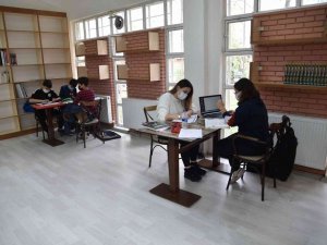 Yunusemre Millet Kıraathanesi Öğrencilerin Uğrak Noktası Oldu