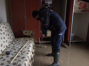 Selde Hayat Kurtaran Kahramanlar Bu Kez Evlerin Temizliği İçin Kolları Sıvadı