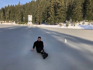 Buz Tutan Göl Üzerinde Hem Yürüdü, Hem De Uyardı