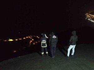 Ordu’da Rüzgara Kapılan Paraşütçü Ağaca Takıldı, Kurtarma Operasyonu Sürüyor