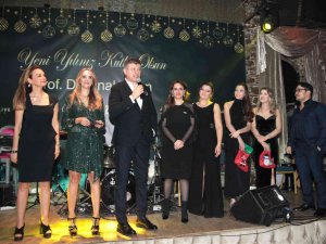 İ̇zmir’de Sağlık Çalışanları Yılbaşı Yemeğinde Buluştu