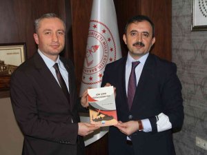 Ai̇çü Rektör Yardımcısı Prof. Dr. Kaya, Kökrek’e Kaleme Aldığı Kitaplarını Hediye Etti