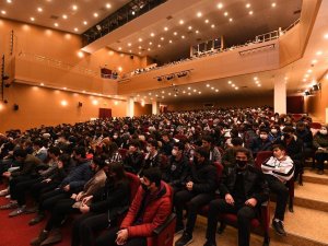 Pursaklar Belediyesinin Hazırladığı “İ̇stiklal” Oyununa Gençlerden Tam Not