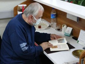 İ̇lçe Sağlık Müdürlüğü Personeli Her Sabah Güne Kitap Okuyarak Başlıyor
