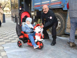 Yeni Yıl Hediyesi Fidanlar Ücretsiz Olarak Dağıtıldı