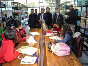 Van Büyükşehir Belediyesinin Kütüphanesi Hizmete Açıldı