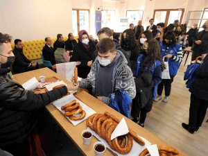 Gaün Öğrencilerine Ücretsiz Çay Simit