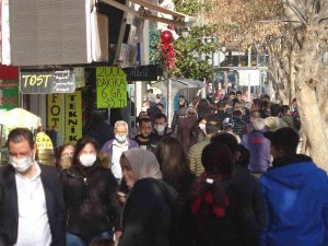 Denizli’de Yeni Yıla Saatler Kala Alışveriş Telaşı Devam Ediyor