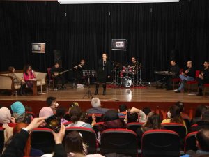 Erdemli’de ’90’lar Türkçe Pop Konseri’ Düzenlendi
