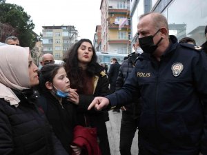 Mahalleli Yol Kapattı, Polis "Suç İşlemeyin" Diye Uyardı