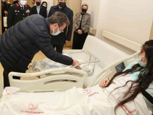 Vali Ünlü’den Yeni Yılın İlk Bebeklerine Ziyaret