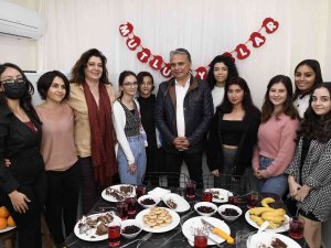 Başkan Uysal, Kız Öğrencilerin Yeni Yılını Kutladı