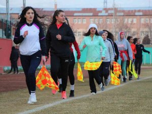 Kızlar Futbol Hakemi Olmak İçin Büyük Çaba Sarf Ediyor