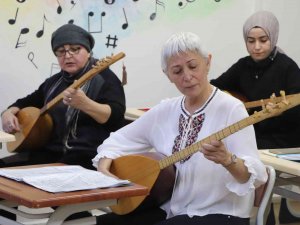 Bu Kursta 7’den 70’e Herkes Bağlama Öğreniyor