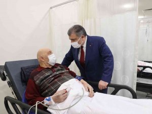 Bakan Koca, Yeni Yılın İlk Gecesinde İ̇stanbul’daki Hastaneleri Ziyaret Etti