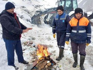 Belediye Ekipleri Zorlu Kış Şartlarına Meydan Okuyor