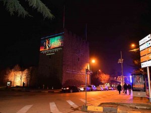 ‘Kesişme; İ̇yi Ki Varsın Eren’ Filminin Fragmanı Trabzon Kale Surlarına Yansıtıldı