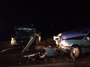 İ̇ki Otomobil Kafa Kafaya Çarpıştı: 7 Yaralı