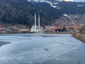 Uzungöl’ün Büyük Bölümü Buz Tuttu