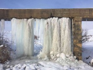 Soğuk Hava Dev Buz Sarkıtları Oluşturdu