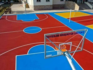 92 Okula Basketbol Ve Voleybol Sahası Yapıldı