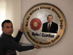Cumhurbaşkanı Erdoğan’a Üzerinde Portresi Bulunan Bakır Tepsiyi Hediye Etmek İstiyor