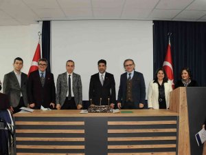 Adü’de Öğretim Üyeleri Cübbelerini Giydi