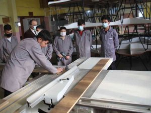 Öğrenciler 87 Kurum Ve Okul İçin Kütüphane Malzemesi Üretti