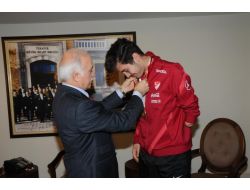 Vali Şahin, Ampute Futbol Milli Takımı Antrenör Ve Kalecisini Ödüllendirdi
