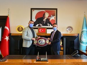 Rektör İ̇lter Kuş’tan Şampiyon Boksör Demirezen’e Tebrik