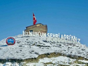 Ağrı’da Dondurucu Soğuklar Yerini Kar Yağışına Bıraktı