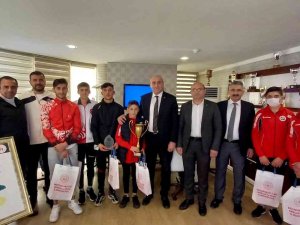 Şampiyon Karayazı Belediyespor Atletizm Takımına Gsi̇m’den Ödül