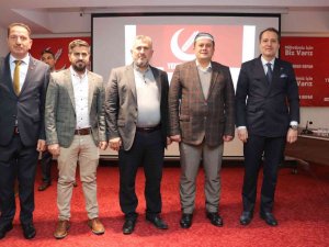 Rozetlerini Genel Başkan Taktı