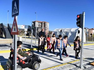 Isparta’da Minik Öğrenciler Trafik Kurallarını Öğreniyor