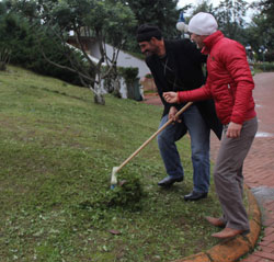 Ödemedikleri Cezaları Park Temizliği Yaparak Ödüyorlar