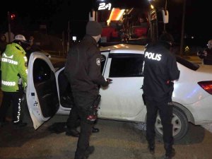 Yolcu Otobüsünün Çarptığı Otomobil, Metrelerce Sürüklendi: 1 Yaralı