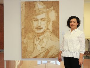 Kumaşları Yakarak Yaptığı Portreleri Beğeniye Sundu