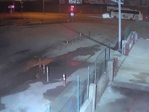 Yolcu Otobüsünün Çarptığı Otomobil Hurdaya Döndü