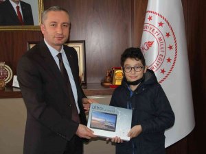 Ağrılı Başarılı Öğrenciler, Milli Eğitim Müdürü Kökrek’i Ziyaret Etti