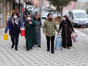 Su Kesintilerini Protesto İçin Ellerinde Kovalarla Ve Damacana İle Belediyeye Yürüdüler