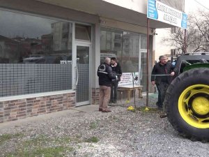 İ̇ş Yerleri Arasında Traktör Parkı Kavgası: 1 Yaralı