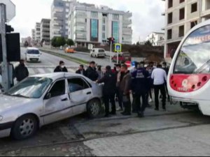 Samsun’da Tramvay Otomobile Çarptı