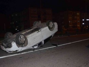 Otomobil Karşı Şeride Geçip Takla Attı. 2 Yaralı